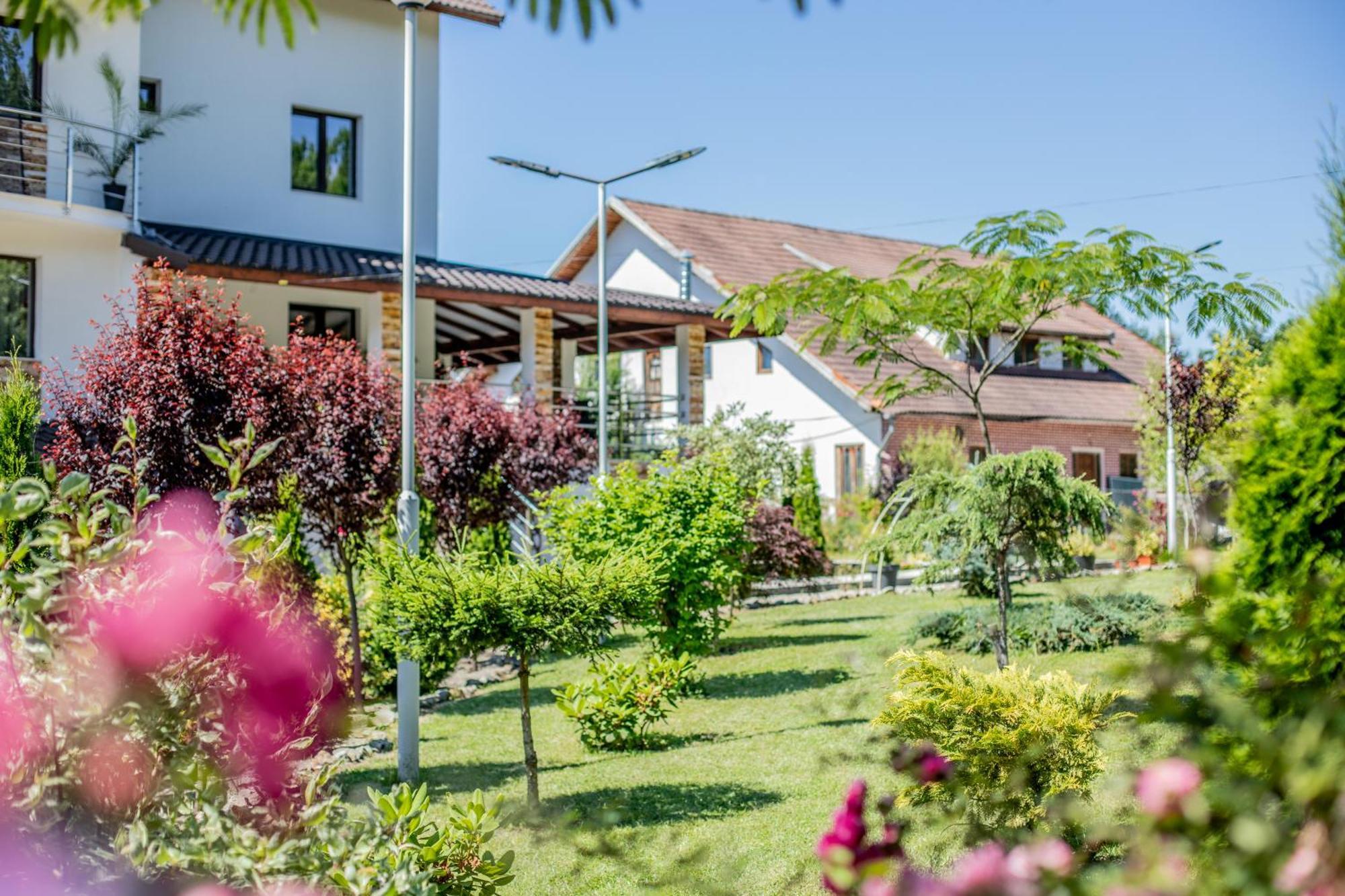 Rem Garden Hotel Novaci-Straini Luaran gambar